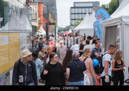Großes Besucheraufkommen beim NRW Tag im Kölner Rheinauhafen *** große Besucherzahl beim NRW-Tag im Kölner Rheinauhafen Nordrhein-Westfalen Deutschland, Deutschland GMS11671 Stockfoto
