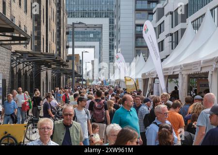 Großes Besucheraufkommen beim NRW Tag im Kölner Rheinauhafen *** große Besucherzahl beim NRW-Tag im Kölner Rheinauhafen Nordrhein-Westfalen Deutschland, Deutschland GMS11670 Stockfoto
