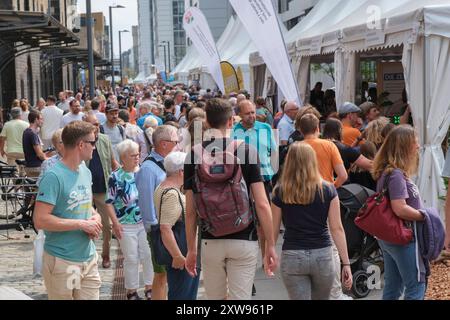 Großes Besucheraufkommen beim NRW Tag im Kölner Rheinauhafen *** große Besucherzahl beim NRW-Tag im Kölner Rheinauhafen Nordrhein-Westfalen Deutschland, Deutschland GMS11669 Stockfoto