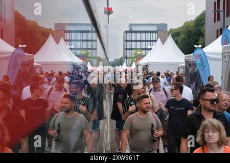 Großes Besucheraufkommen beim NRW Tag im Kölner Rheinauhafen *** große Besucherzahl beim NRW-Tag im Kölner Rheinauhafen Nordrhein-Westfalen Deutschland, Deutschland GMS11672 Stockfoto