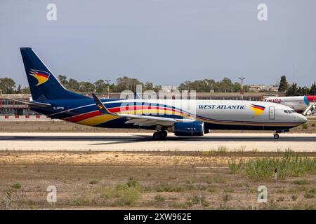 West Atlantic Cargo Airlines Boeing 737-83N(BCF) (Reg.: G-NPTB), Abfahrt nach einem Nachtstop. Stockfoto