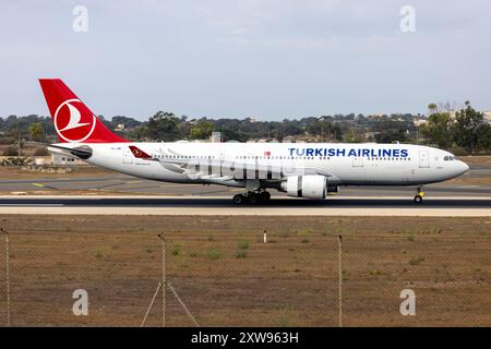 Turkish Airlines Airbus A330-203 (REG: TC-JND) auf dem Morgenflug ab Istanbul. Stockfoto