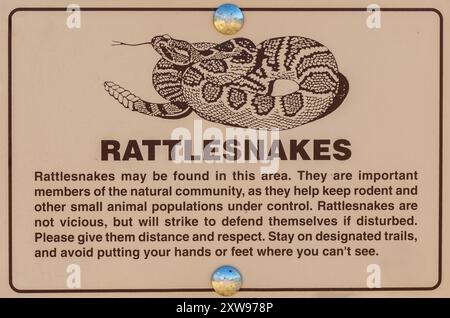 Klapperschlangen sind in diesem Schild zu finden. Stockfoto