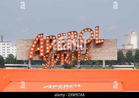 Aperol Spritz Werbung beim NRW Tag in Köln *** Aperol Spritz Werbung beim NRW Tag in Köln Nordrhein-Westfalen Deutschland, Deutschland GMS11675 Stockfoto