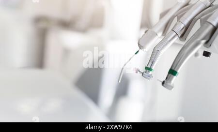 Nahaufnahme von Zahnbohrern in der modernen Zahnarztpraxis Stockfoto