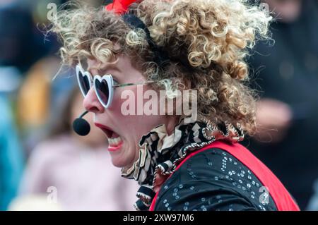 Edinburgh, Schottland, Großbritannien. August 2024. Ein Straßenkünstler unterhält auf der Royal Mile während des Edinburgh Fringe Festivals. Quelle: Skully/Alamy Live News Stockfoto