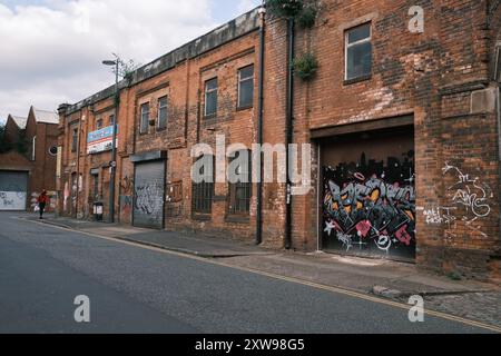 Blick auf das Digbeth-Viertel in Birmingham, ein ehemaliges Industriegebiet, das in ein Kunst- und Freizeitviertel umgewandelt wurde, das als Custard Factory in Birmingha bekannt ist Stockfoto