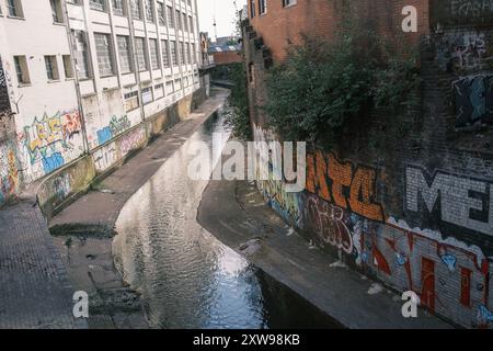 Blick auf das Digbeth-Viertel in Birmingham, ein ehemaliges Industriegebiet, das in ein Kunst- und Freizeitviertel umgewandelt wurde, das als Custard Factory in Birmingha bekannt ist Stockfoto
