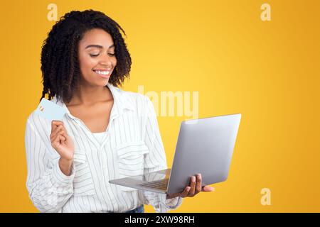 Lächelnde Afro-Frau mit Karte und Computer Stockfoto