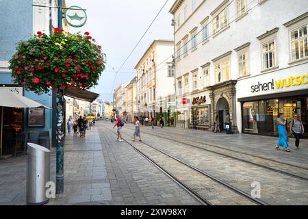 Linz, Österreich. August 2024. Leute laufen auf der Landstraße im Stadtzentrum Stockfoto