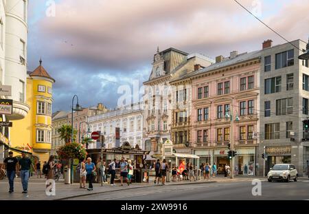 Linz, Österreich. August 2024. Leute laufen auf der Landstraße im Stadtzentrum Stockfoto