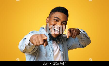 Fröhlich afrikanische amerikanische Mann Pointing Finger an Kamera Stockfoto
