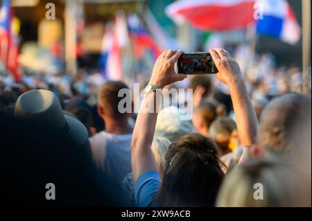 Eine Frau, die ein Video mit ihrem Handy beim Mladifest 2024 aufnimmt, dem jährlichen Jugendfest in Medjugorje. Stockfoto