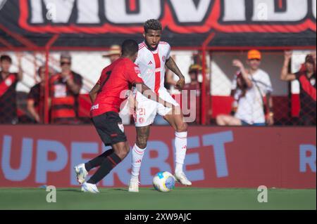 Goiania, Brasilien. August 2024. Wesley Ribeiro von Internacional, während des Spiels zwischen Atletico Goianiense und Internacional, für die brasilianische Serie A 2024, am 18. August im Antonio Accioly Stadium in Goiania. Foto: Max Peixoto/DiaEsportivo/Alamy Live News Credit: DiaEsportivo/Alamy Live News Stockfoto