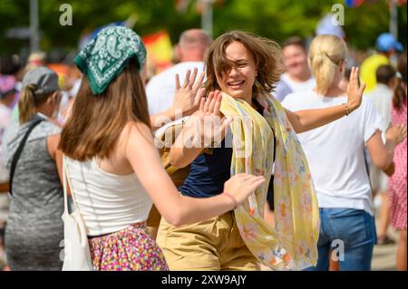 Jugendliche tanzen zu christlichen Liedern beim Mladifest 2024, dem jährlichen Jugendfest in Medjugorje. Stockfoto