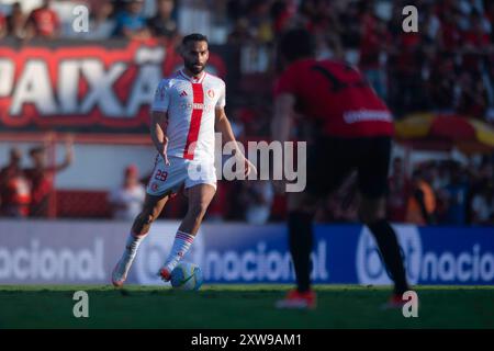 Goiania, Brasilien. August 2024. Thiago Maia von Internacional, während des Spiels zwischen Atletico Goianiense und Internacional, für die brasilianische Serie A 2024, am 18. August im Antonio Accioly Stadium in Goiania. Foto: Max Peixoto/DiaEsportivo/Alamy Live News Credit: DiaEsportivo/Alamy Live News Stockfoto