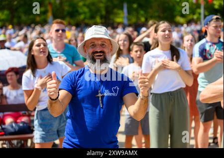 Jugendliche tanzen zu christlichen Liedern beim Mladifest 2024, dem jährlichen Jugendfest in Medjugorje. Stockfoto