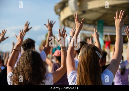 Jugendliche tanzen zu christlichen Liedern beim Mladifest 2024, dem jährlichen Jugendfest in Medjugorje. Stockfoto