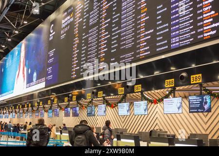 Elektronische Abflugkarte am Flughafen Sheremetyevo, Check-in-Schalter für Passagiere. Moskau, Russland - 13, 01,2024 Stockfoto