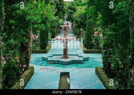 Paris, Frankreich - 29. Mai 2022: Der Innengarten der Großen Moschee von Paris mit seinem Brunnen in der Bildmitte Stockfoto