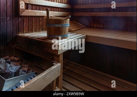 Sauna Spa. Sitzplatz im Saunabereich. Sauna mit Steinheizung für gute Gesundheit. Stockfoto