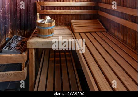 Sauna Spa. Sitzplatz im Saunabereich. Sauna mit Steinheizung für gute Gesundheit. Stockfoto