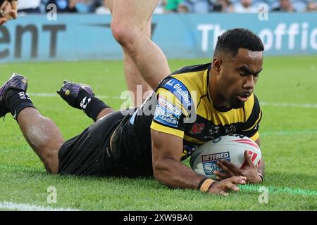 Leeds, Großbritannien. August 2024. Elland Road, Leeds, West Yorkshire, 18. August 2024. Betfred Super League - Magic Weekend Huddersfield Giants gegen Castleford Tigers Jason Qareqare von Castleford Tigers erzielt seinen zweiten Versuch gegen Huddersfield Giants Credit: Touchlinepics/Alamy Live News Stockfoto