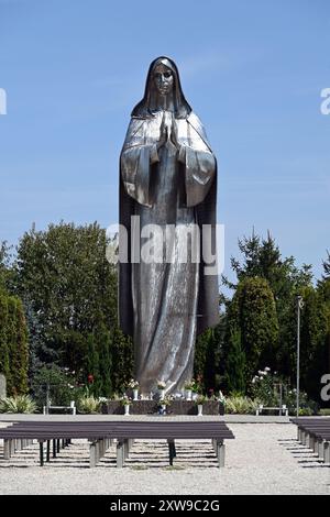 Große Statue der Jungfrau Maria aus Edelstahl am Vodica-Mariakert-Schrein in Hercegszántó im Sommer von vorne Stockfoto