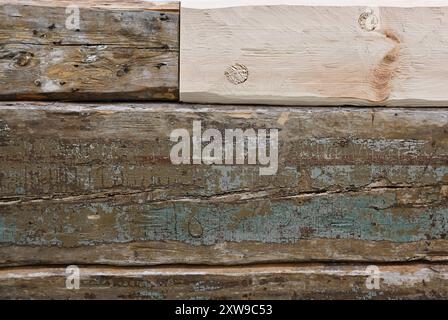 Das Bild zeigt eine Nahaufnahme von alten und verwitterten Holzdielen, die zusammen gestapelt sind. Stockfoto