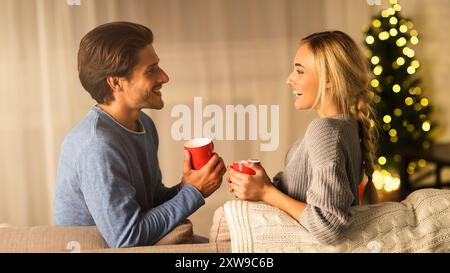 Gemütlichen Winterurlaub. Paar trinken heiße Schokolade Stockfoto