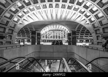 Washington DC - USA - 23. März 2024 Schwarzweiß-Innenansicht der U-Bahn, die zur U-Bahn-Station L'Enfant Plaza kommt. Ein intermodaler Bahnhofskomplex Stockfoto