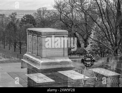 Arlington, VA – USA – 23. März 2024 Schwarz-weiß des neoklassizistischen Marmorgrabes des unbekannten Soldaten, eines historischen Grabdenkmals, das de gewidmet ist Stockfoto