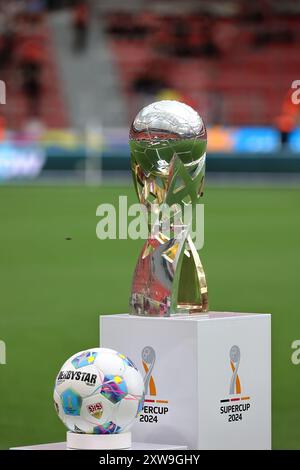 Supercup mit Match Ball, Leverkusen, Deutschland. August 2024. Supercup, Bayer 04 Leverkusen - VfB Stuttgart. Quelle: Jürgen Schwarz/Alamy Live News Stockfoto
