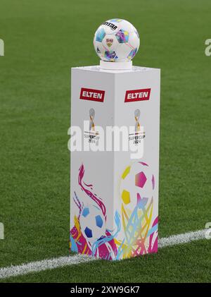 Derbystar Match Ball des Supercups 2024, Leverkusen, Deutschland. August 2024. Supercup, Bayer 04 Leverkusen - VfB Stuttgart. Quelle: Jürgen Schwarz/Alamy Live News Stockfoto