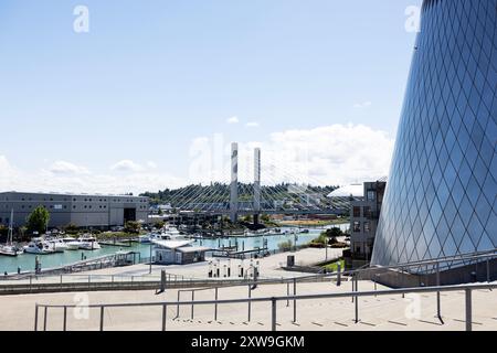 Vor dem Glasmuseum in Tacoma, Washington, USA, mit Blick auf den Thea Foss Waterway/Esplanade und die East 21st Street Bridge. Stockfoto