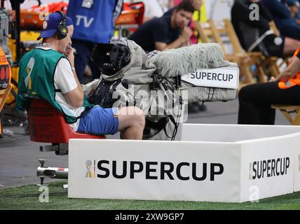 TV-Kameramann beim Supercup, Leverkusen, Deutschland. August 2024. Supercup, Bayer 04 Leverkusen - VfB Stuttgart. Quelle: Jürgen Schwarz/Alamy Live News Stockfoto