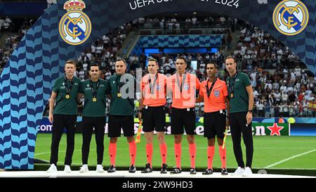 WARSCHAU - Schiedsrichter Sandro Scharer, Assistant Schiedsrichter Stephane de Almeida, Assistant Schiedsrichter Jonas Erni, Vierter Offizieller Mykola Balakin, VAR Bastian Dankert, Assistant VAR Fedayi San und Christian Dingert während des UEFA Super Cup zwischen Real Madrid CF und Atalanta BC im Stadion Narodowy am 14. August 2024 in Warschau, Polen. ANP | Hollandse Hoogte | GERRIT VAN KEULEN Stockfoto