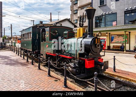 Nachbildung der Botchan Train (Botchan Ressha), einer Dampflokomotive aus dem späten 19. Jahrhundert, im Stadtzentrum von Matsuyama, Region Shikoku, Japan Stockfoto