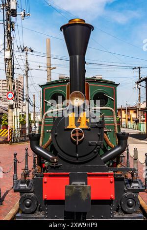 Nachbildung der Botchan Train (Botchan Ressha), einer Dampflokomotive aus dem späten 19. Jahrhundert, im Stadtzentrum von Matsuyama, Region Shikoku, Japan Stockfoto