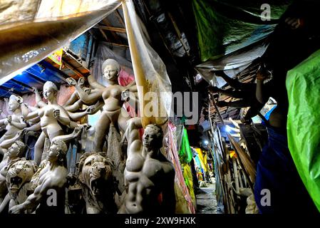 Kalkutta, Indien. August 2024. Idole der Hindu-Göttin Durga werden in einem Geschäft in der Gegend von Kumortuli während der Vorbereitung auf das größte Hindu-Festival Durga Puja gezeigt. Das Ganesh Chaturthi Festival ist das jährliche Gottesfest der Hindus und es wird angenommen, dass Lord Ganesha der Gott der Neuanfänge und der Beseitigung von Hindernissen sowie der Gott der Weisheit, Intelligenz, des Reiches und des Wohlstands ist. (Foto: Avishek das/SOPA Images/SIPA USA) Credit: SIPA USA/Alamy Live News Stockfoto