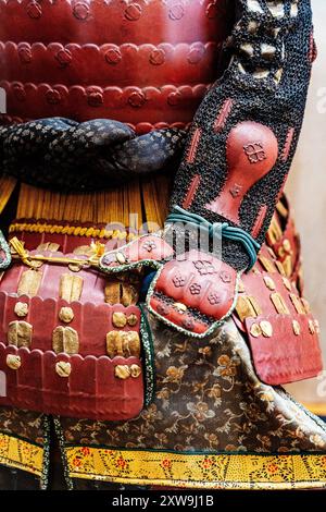 Detail einer farbenfrohen Samurai-Rüstung aus der Edo-Zeit, ausgestellt auf der Burg Matsuyama im Stadtzentrum von Matsuyama, Region Shikoku, Japan Stockfoto