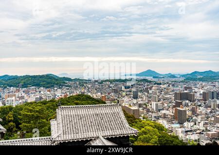 Panoramablick auf die Stadt Matsuyama vom höchsten Turm der Burg Matsuyama, erbaut 1603, in Matsuyama, Region Shikoku, Japan Stockfoto