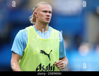 London, Großbritannien. August 2024. Erling Haaland von Manchester City wärmt sich vor dem Spiel der Premier League in Stamford Bridge, London. Der Bildnachweis sollte lauten: Paul Terry/Sportimage Credit: Sportimage Ltd/Alamy Live News Stockfoto