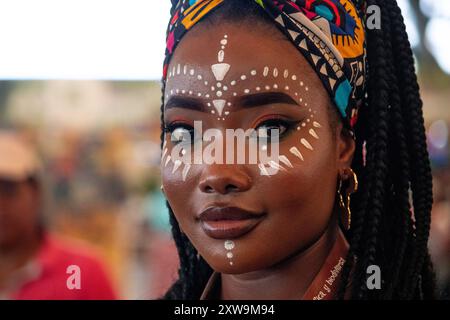 Cali, Kolumbien. August 2024. Die Teilnehmer nehmen am 16. August 2024 am Petronio Alvarez Festival in Cali, Kolumbien, Teil. Foto: Sebastian Marmolejo/Long Visual Press Credit: Long Visual Press/Alamy Live News Stockfoto