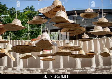 Cali, Kolumbien. August 2024. Hüte hängen während des Petronio Alvarez Festivals in Cali, Kolumbien, am 16. August 2024. Foto: Sebastian Marmolejo/Long Visual Press Credit: Long Visual Press/Alamy Live News Stockfoto