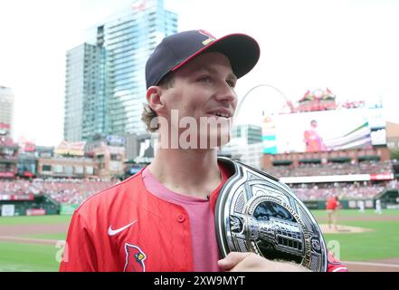 St. Louis, Usa. August 2024. Matthew Tkachuk, der Stanley Cup Champion Florida Panthers, verlässt das Feld, nachdem er ein zeremonielles erstes Feld vor den Los Angeles Dodgers -St. geworfen hat Louis Cardinals Baseballspiel im Busch Stadium in St. Louis am Sonntag, 18. August 2024. Foto: Bill Greenblatt/UPI Credit: UPI/Alamy Live News Stockfoto