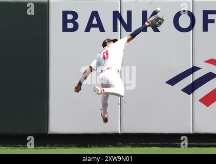 St. Louis, Usa. August 2024. Victor Scott II., der Hauptfeldspieler der St. Louis Cardinals, macht einen springenden Fang für einen Ballschlag von Los Angeles Dodgers Teoscar Hernandez, im ersten Inning im Busch Stadium in St. Louis am Sonntag, den 18. August 2024. Foto: Bill Greenblatt/UPI Credit: UPI/Alamy Live News Stockfoto