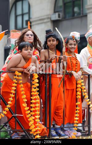 NEW YORK, NY - 18. AUGUST: Die Teilnehmer feiern während der 42. India Day Parade am 18. August 2024 in New York City. Die jährliche Veranstaltung, die Indiens Unabhängigkeit würdigt, bot lebhafte Aufführungen, farbenfrohe Wagen und eine Präsentation der indischen Kultur und des kulturellen Erbes. Foto: Luiz Rampelotto/EuropaNewswire Stockfoto