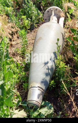 Cluster Bombe Shell. Russisches Bombengehäuse in der Nähe von Sloviansk gefunden. Sloviansk Ukraine Copyright: XMikolajxJaneczekx Stockfoto