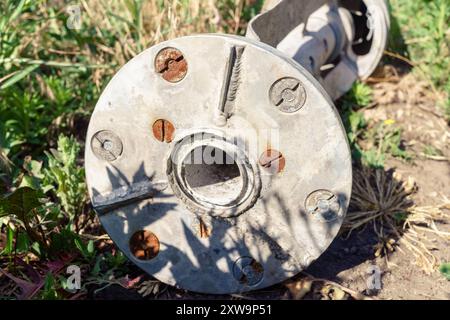 Cluster Bombe Shell. Russisches Bombengehäuse in der Nähe von Sloviansk gefunden. Sloviansk Ukraine Copyright: XMikolajxJaneczekx Stockfoto